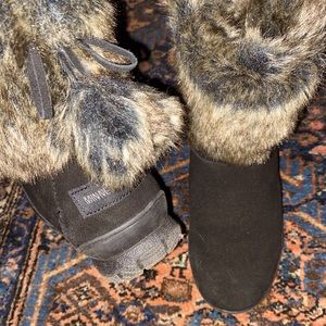 Minnetonka pom pom booties 🖤